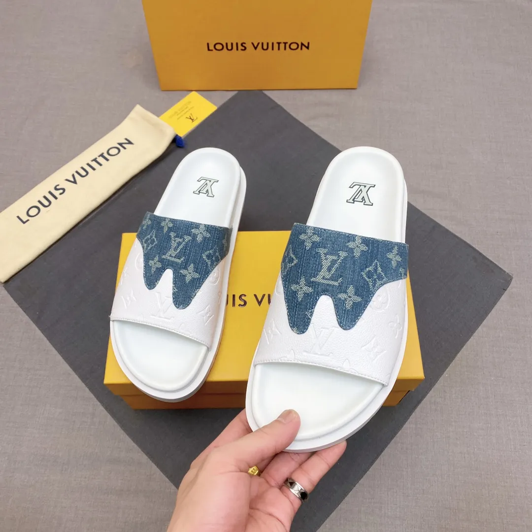 P300 🔍Top purchasing agent LV men's spring and summer slippers counter synchronization. The uppers are made of cowhide fabric imported from Italy, with logo graphics and high-quality craftsmanship. The soles are: original soles specially provided by the original factory. Exclusive molded soles are super comfortable. Original factory follow-up orders. 🔍🔍High quality. You can enter and leave the counter at will. Welcome to compare. Code number 38-45 No. 058